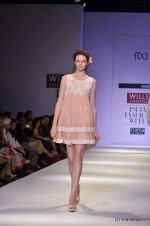 Model walk the ramp for Manish Gupta Show at Wills Lifestyle India Fashion Week 2012 day 3 on 8th Oct 2012 (32).JPG